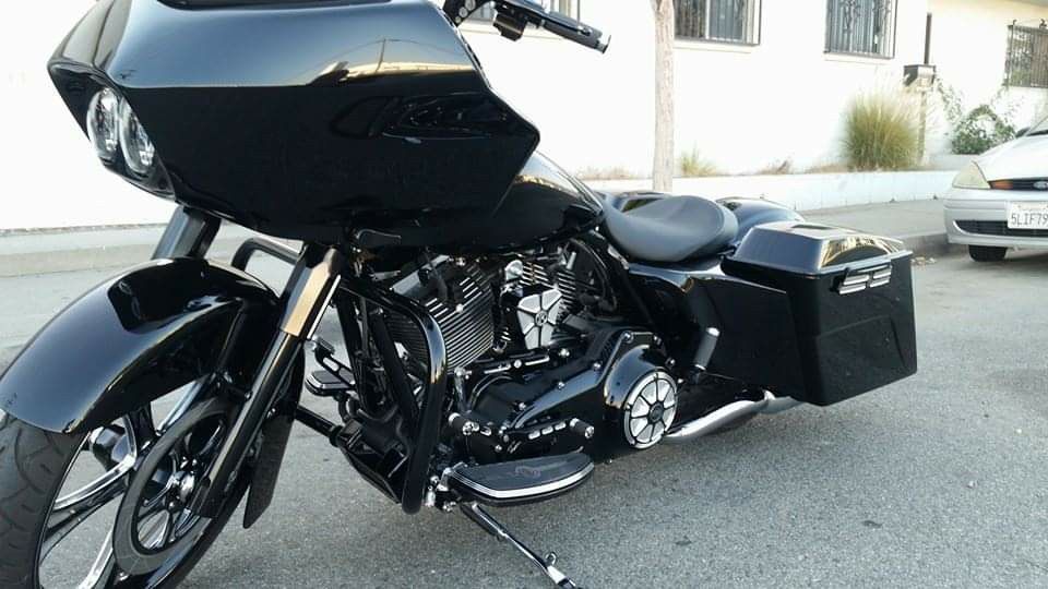 Harley Davidson bagger STRETCHED SIDES CUSTOM VENOM WIDE SIDES
