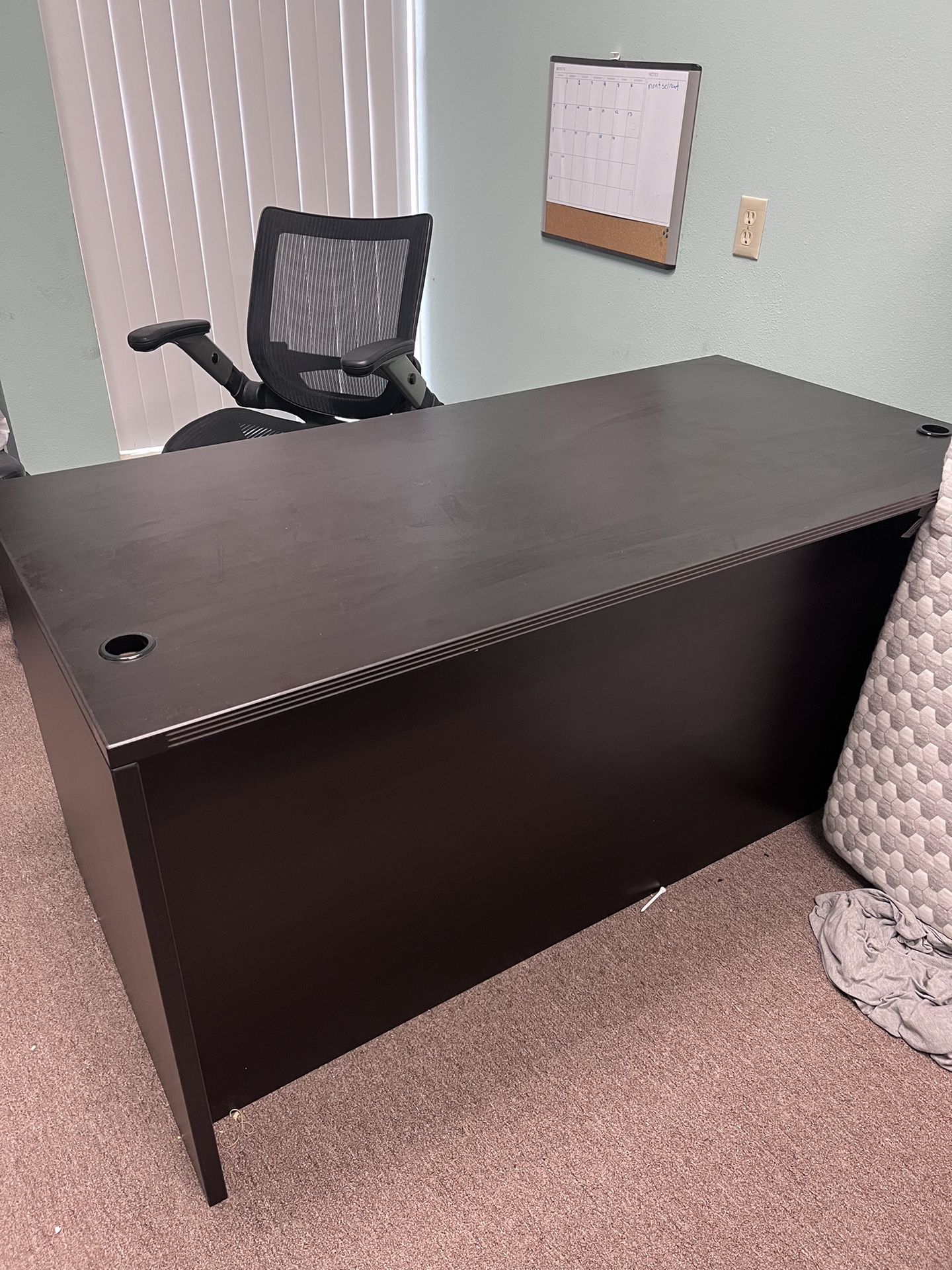 Nice, Sturdy Desk. Great Condition.