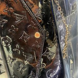 Cute black bag with a golden chain