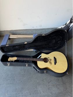 Luna acoustic guitar like new