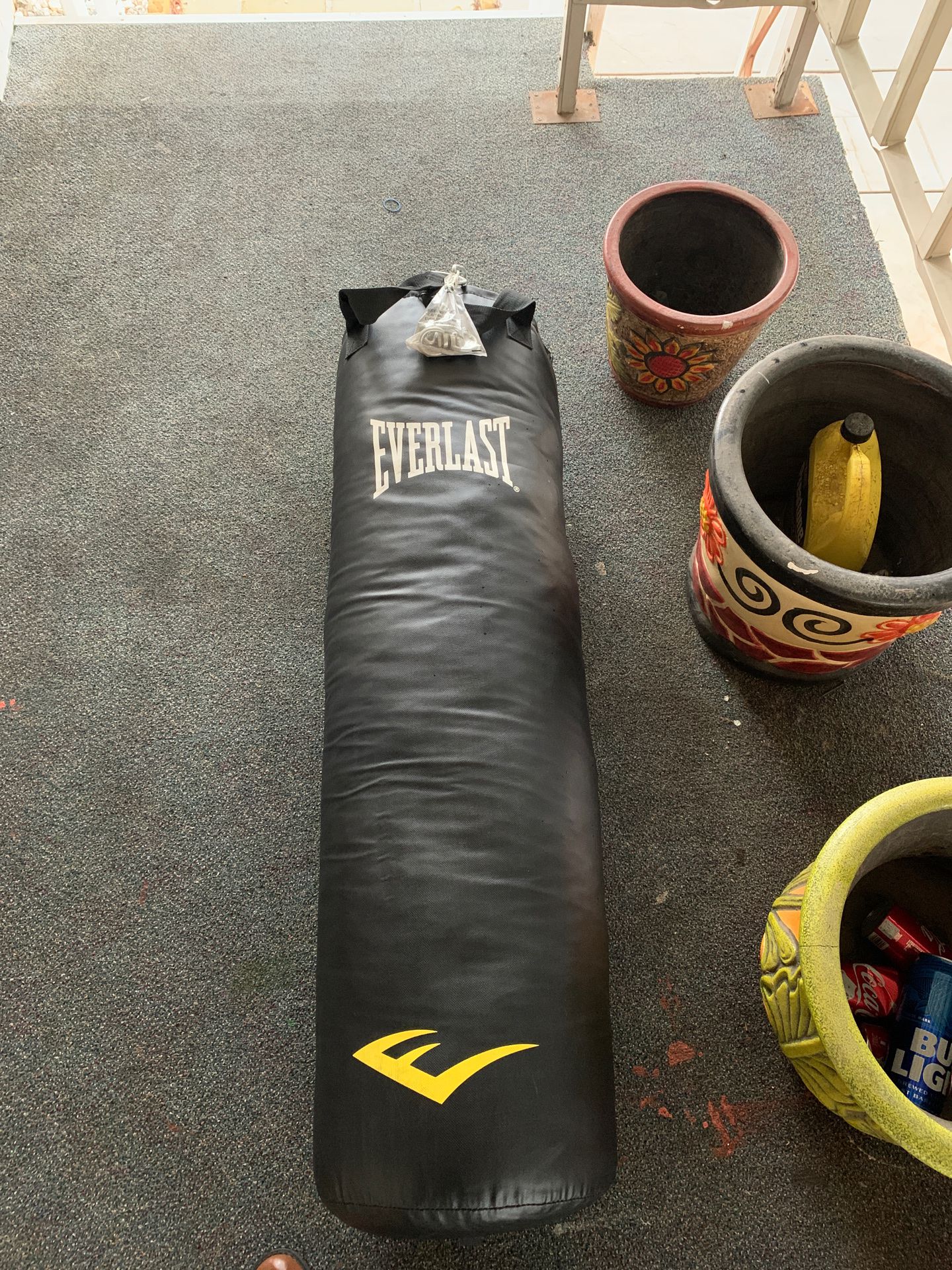 Everlast 100 pound heavy weight punching bag (brand new)