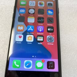 iPhone 7 factory unlocked any carrier 32 GB good condition