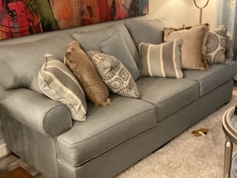 Brand new condition couch never even really used $200 excellent value
