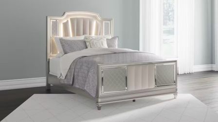 Silver contemporary bed frame with mirrored accents & 2 nightstands