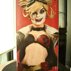 DC Bombshells statue First Edition Collectible DELUXE EDITION HARLEY QUINN