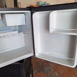 $55 Mini fridge ICE COLD! WORKS GREAT EXCELLENT CONDITION