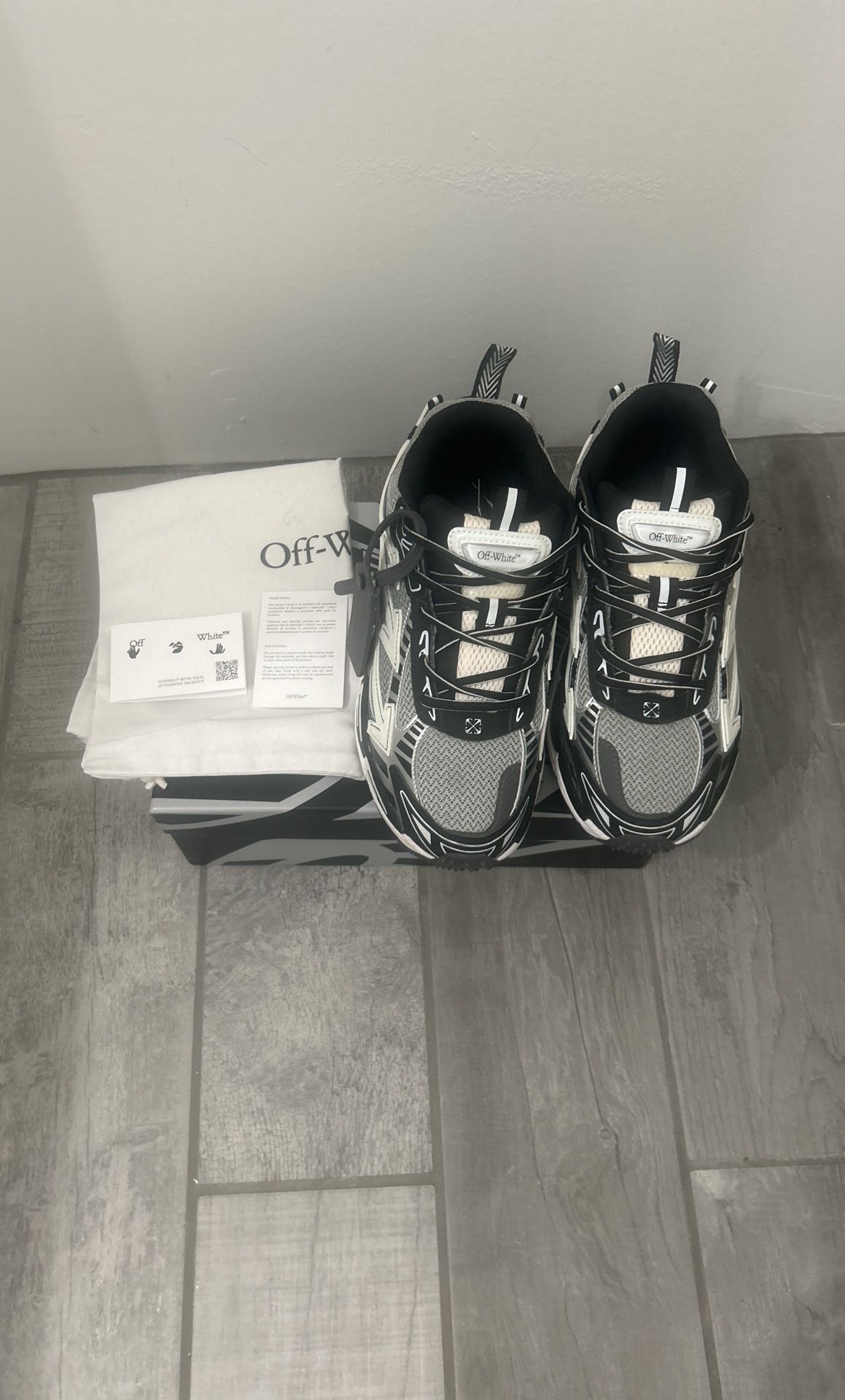 Off White Be Right Back White and Black Size 10