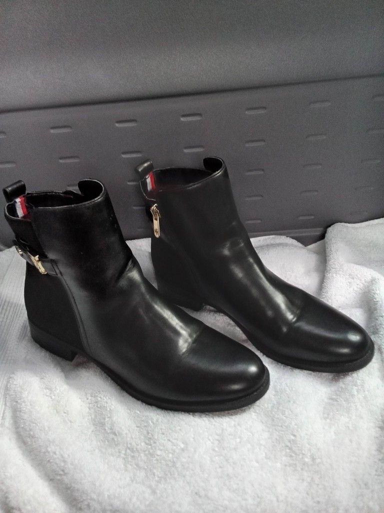 Tommy Hilfiger Womens Size 7 1/2 Boots