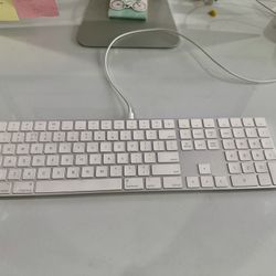 Apple Magic Keyboard with Numeric Keypad: Wireless, Bluetooth, Rechargeable. Works with Mac, iPad, or iPhone; US English - White