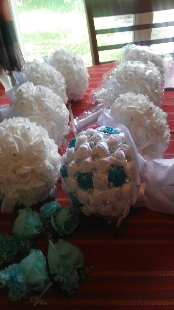 Beautiful/wonderful bridesmaid flowers. Used less than 4 hours