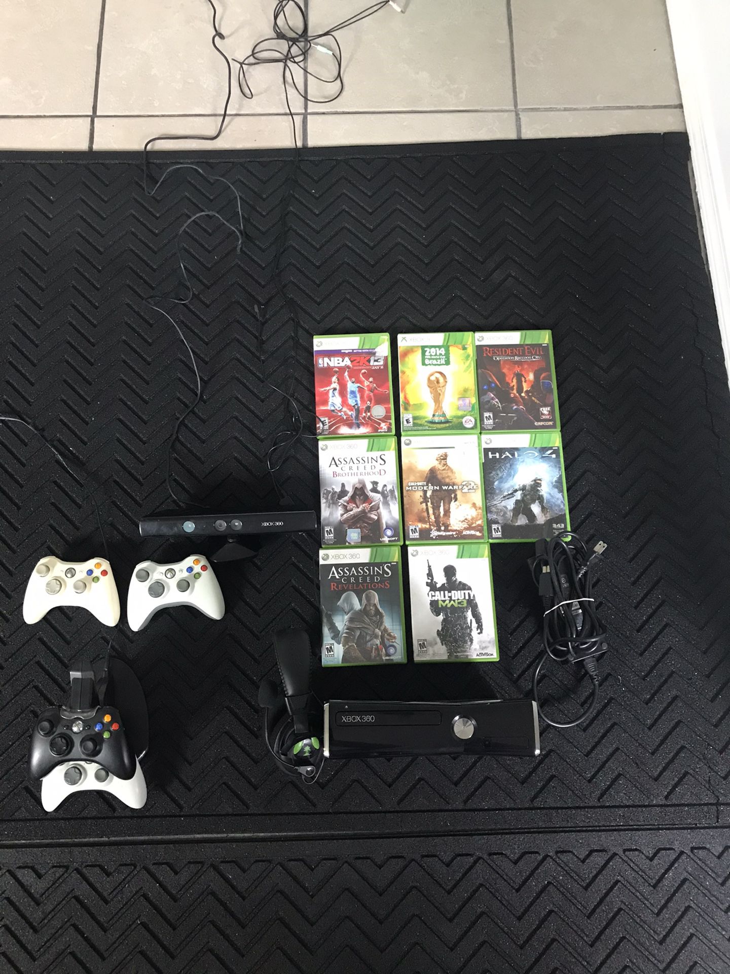 Xbox 360, 4 controllers , Kinect , Turtle Beach Headset, 8 games