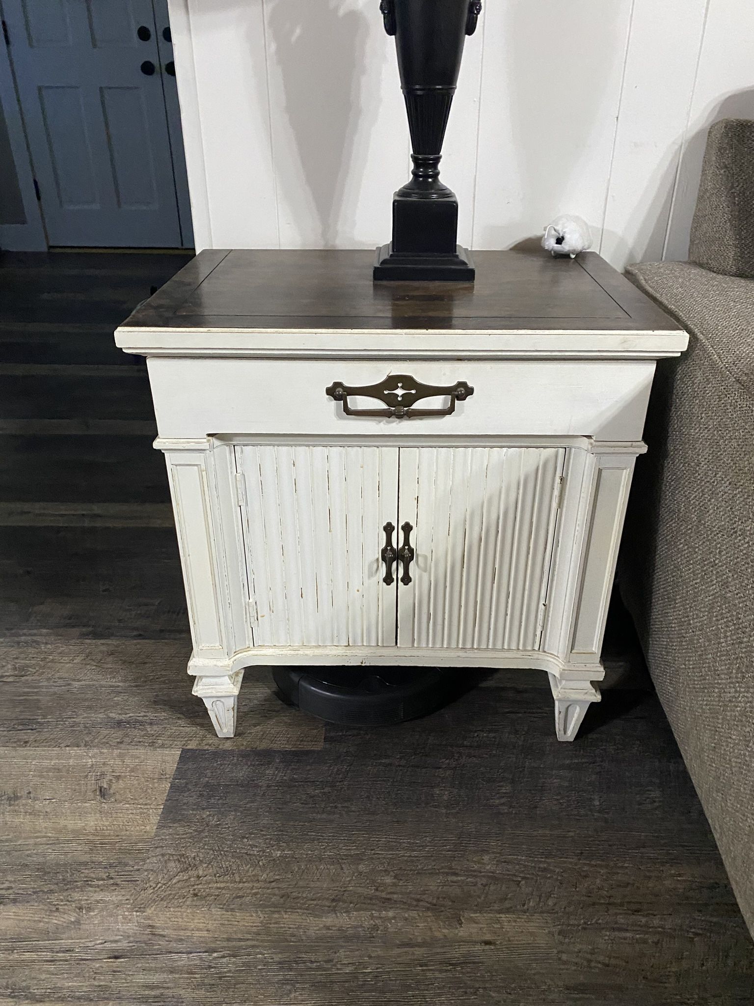 Farmhouse Wood End Tables with Lamps