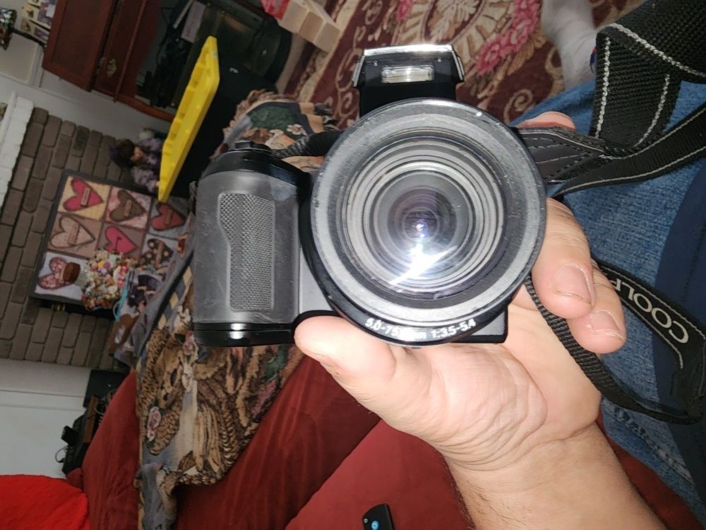 Nixon Coolpix L 105 12.1 Megapixel