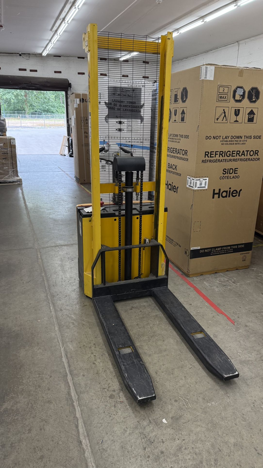 Battery Operated, Self-Propelled Pallet Stacker, Order Picker.