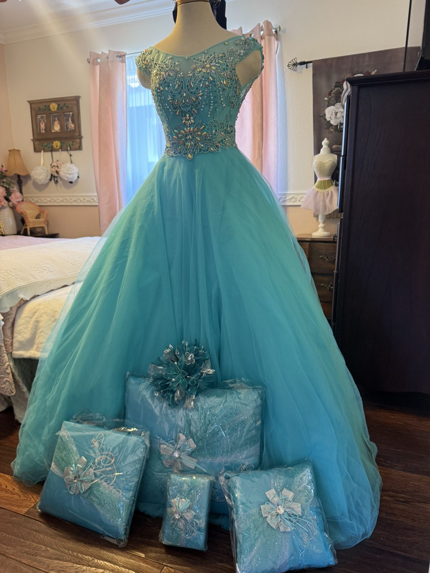 Quinceañera Dresses New / Vestidos De Quinceañera Nuevos