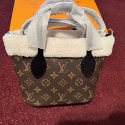 Louis Vuitton Lv hangbag never full