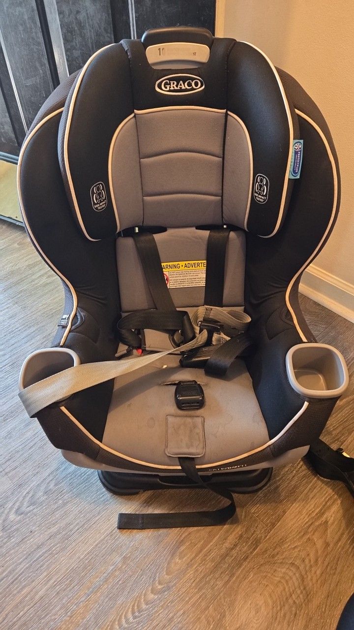 Graco Extend2Fit Convertible Baby Car Seat, Rear and Forward Facing, Adjustable Extension Panel for Extra Legroom, Gotham