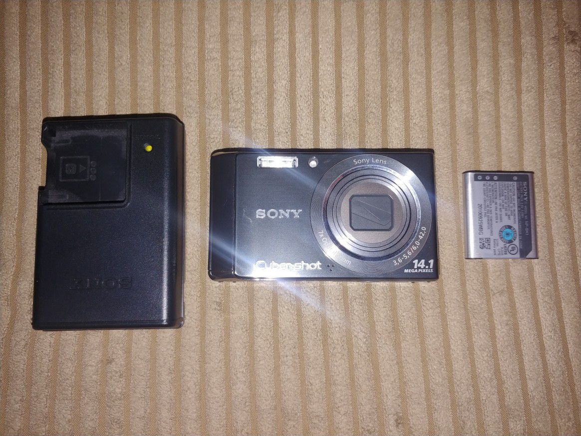 Sony 14.1 MP Digital Camera with Charger And Battery