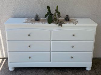 White dresser, with 6 drawers