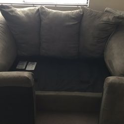 dos sofas uno grande y uno mediano   buenas condiciones  en el segundo piso $25 