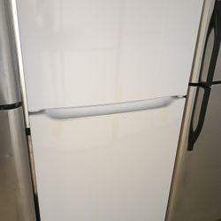 Frigidaire Refrigerator Top Freezer Nuevo