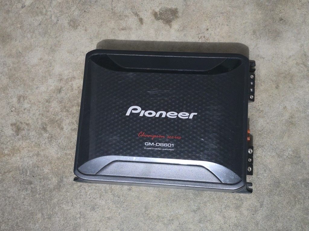 Pioneer GM-D8601
Mono subwoofer amplifier — 800 watts RMS at 1 ohm