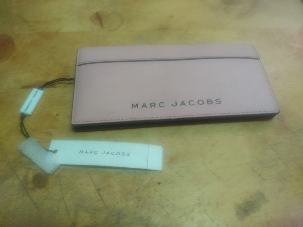 Marc Jacobs Woman's Wallet. 