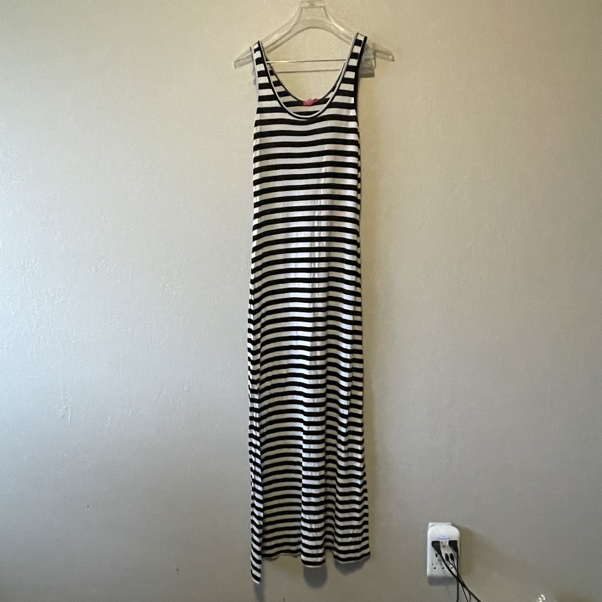  This Zenana women's maxi dress features a stylish black and white striped pattern with a sleeveless design, perfect for a casual summer occasion. The