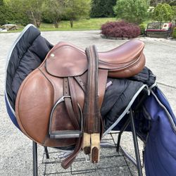 English Show Saddle With Girth, Irons And Bag