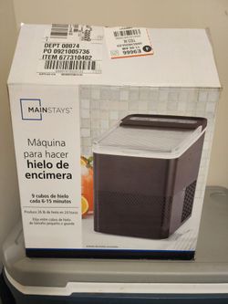 Main stays ice maker
