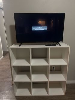 Vizio flat screen TV + cube organizer
