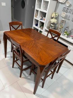 Comedor alto 4 sillas de Madera.   I CAN DELIVERY FOR EXTRA FEE