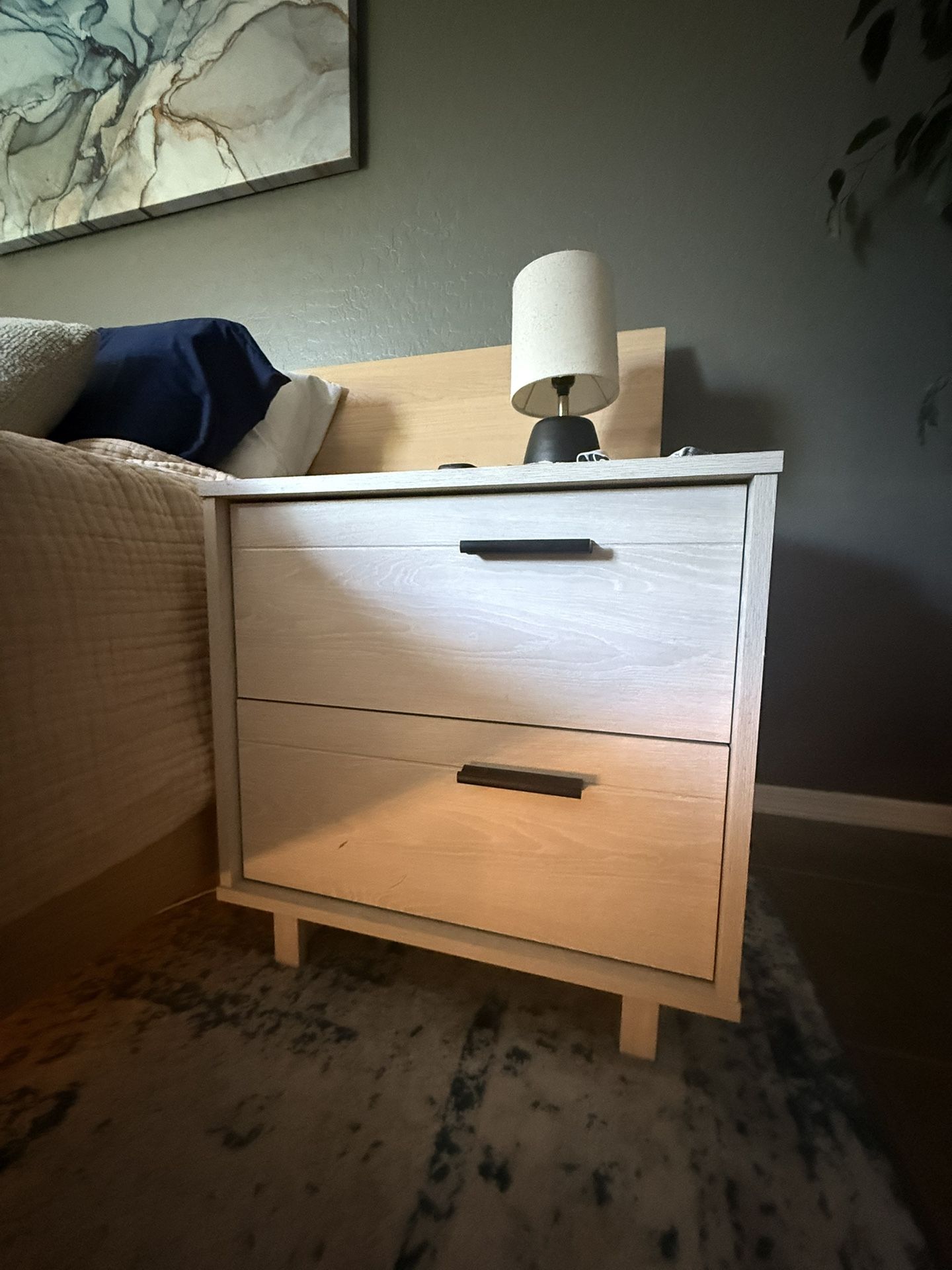 2 Matching Bedside Tables 