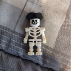 Lego Skeleton Minifigure With Pirate Hat 