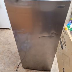 Vissani 7.1 cu. ft.  (49.5"H × 21.5"W × 22.5"D) Minor Blemishes 