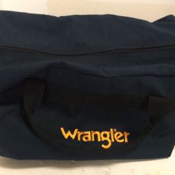 Wrangler Dark Blue Medium size Duffle Bag Carry on Gym Bag Tote Bucks Bags in like new condition 
