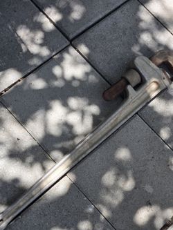 36in pipe wrench
