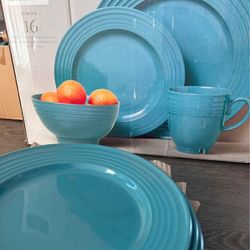 Brand new Gibson Home “Stanza” 16-piece stoneware dinnerware set in turquoise.