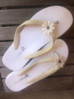 Flip flops with arch support