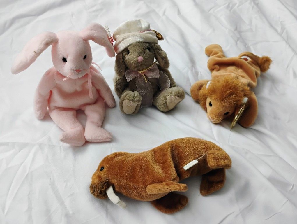 4 SMALL PLUSH TOYS