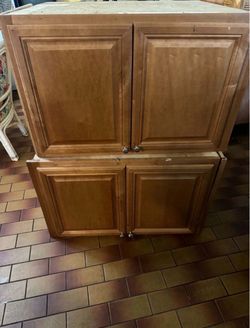Wood Kitchen Base Cabinets with Raised Panel Doors