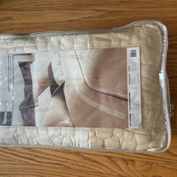 This is a Homestyles brand duvet cover set. • Brand: Homestyles. • Product type: Duvet cover set (including one duvet cover and two pillowcases). • Si