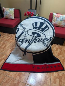 New York Yankees MLB Thick Plush Throw Blanket (60" x 80" / Twin-Full).