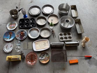 Lot of (33) vintage kitchen items