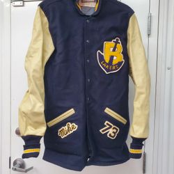 Men's California high School Varsity Jacket  Size 38 Large #73 Mike Wagner Navy Blue & Yellow 

Show off your school spirit and love for the Lakers wi