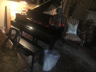 Yamaha C2 grand piano like new three peddle