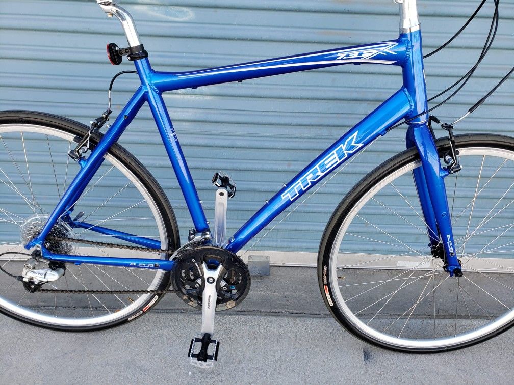 TREK ROAD BIKE 21 SPEEDS TIRE 700C SIZE L LIKE NEW 