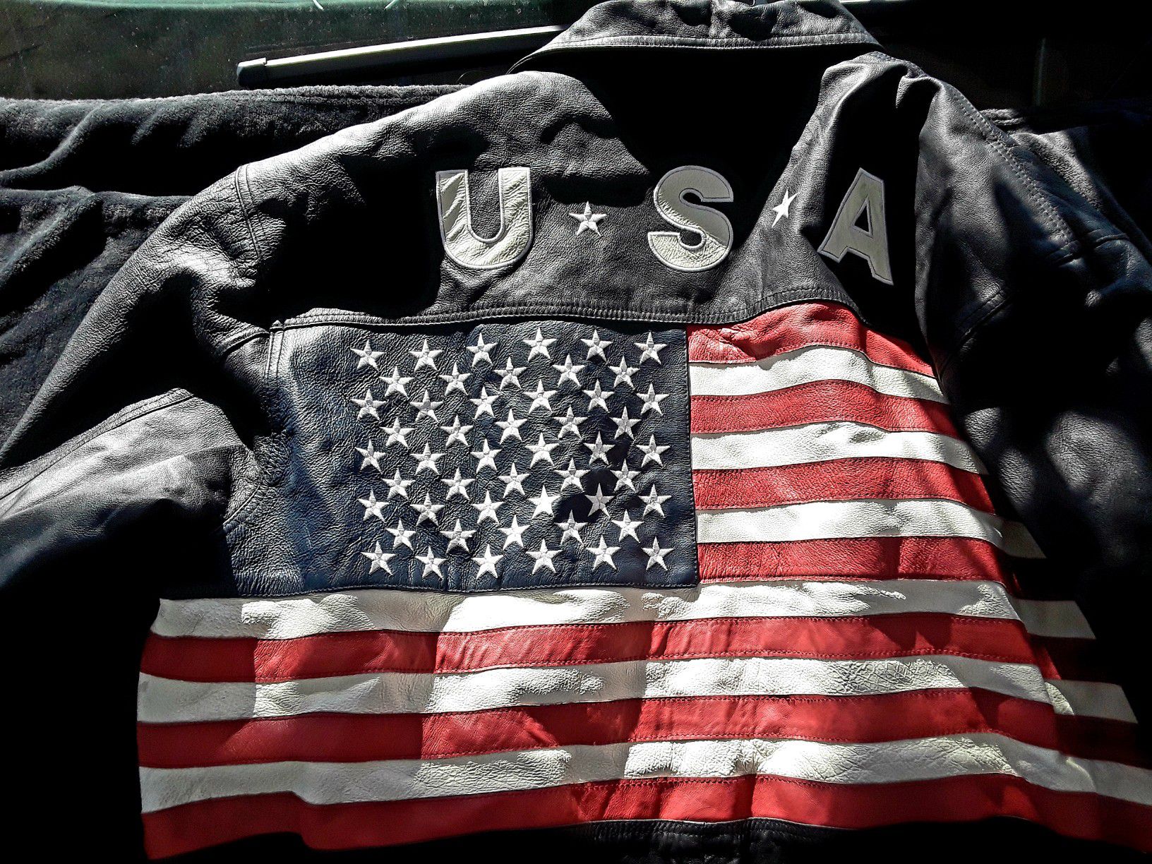 Itialian heavy leather mens xx large motorcycle jacket with usa and flag on the back