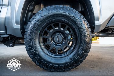 Method 703 17” 6x5.5 W/ 285/75/17 Toyo AT3 Wheel Package