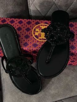 Tory Burch sandals 👠 send size,color & pickup date (won’t respond to “hi is this available”)